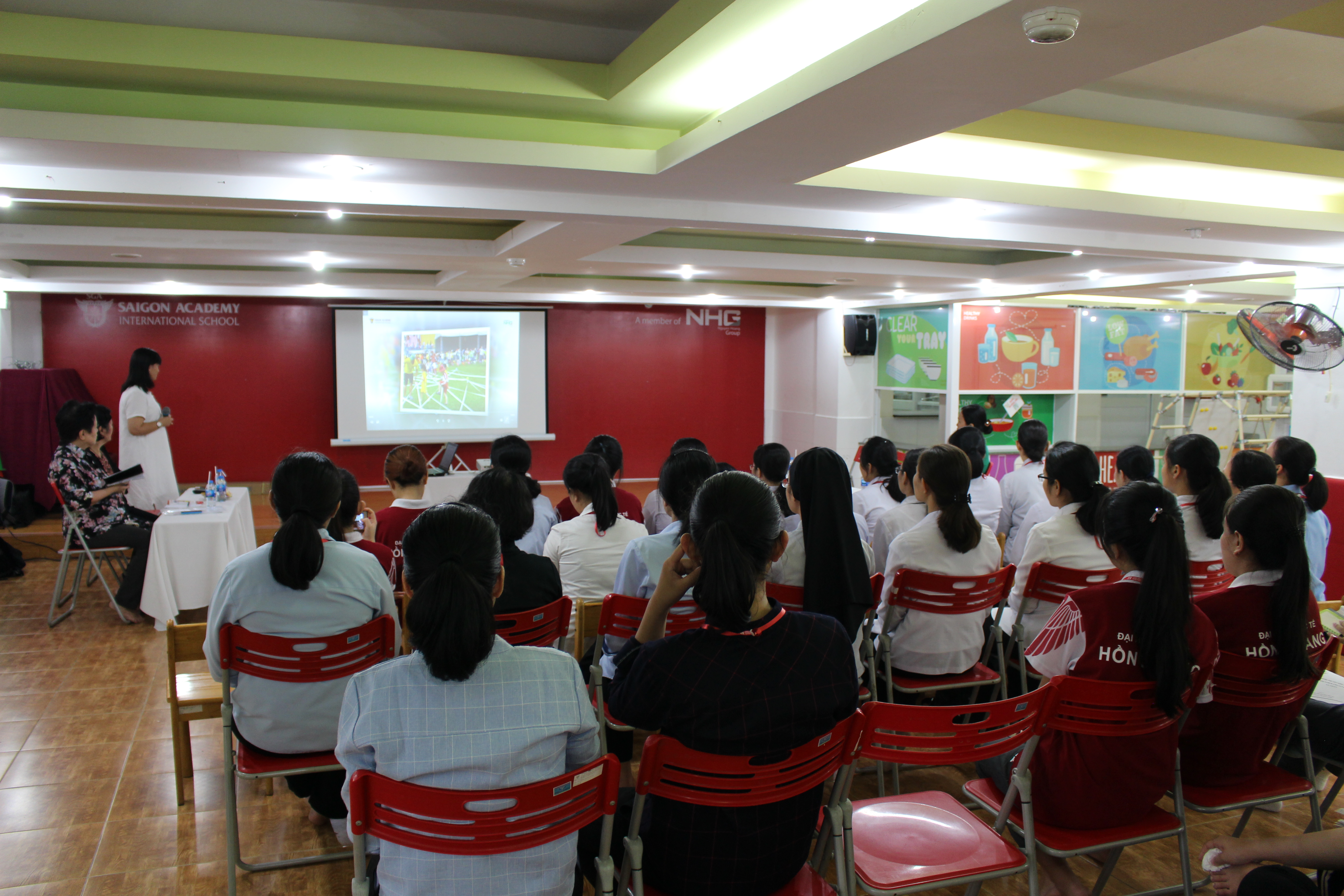 Sinh viên Đại Học Hồng Bàng tham quan và học hỏi thực tiễn tại SGA 